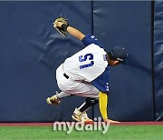 [MD포토] 이정후 '슈퍼 캐치, 넘어져도 공은 안 놓쳐'