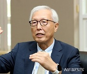 [인터뷰]신각수 전 주일대사 "한일 기업 기금 피해자 배상 입법..日에 신뢰 줘야"