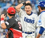 최형우와 얘기하는 오재일, 비가 많이 와! [사진]