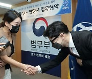 일부러 피하던 민주당 의원 쫓아가 악수?.. 한동훈 "허위 사실"