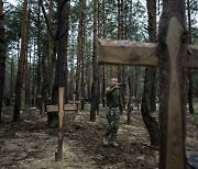 젤렌스키 "러군, 재미로 총질..고문실 부지도 발견했다"