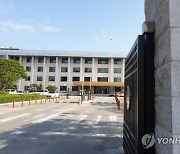 충북교육청 때아닌 쓰레기 줍기 등 학교 정화운동 '논란'