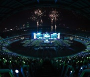 [Y현장] 아이유 단독 콘서트, 잠실 주경기장 물들인 4만 불빛