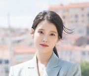 아이유, 데뷔 14주년을 자축하는 법.."암 환자, 자립 청년에게 2억 기부"