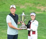 [ST포토] 박민지 '함께한 캐디와 함께'