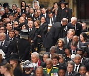 尹대통령, 英여왕 장례식 참석.. 바이든과 나란히 14번째열