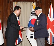 영국 한국전참전용사협회장에게 국민포장 수여하는 윤 대통령