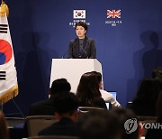 윤석열 대통령과 찰스 3세 국왕과의 대화내용 전하는 김은혜 홍보수석