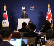 윤석열 대통령과 찰스 3세 국왕과의 대화내용 전하는 김은혜 홍보수석