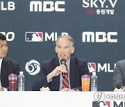 인사말 하는 짐스몰 MLB 부사장