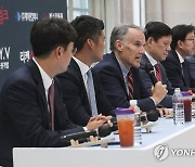 MLB 월드투어 한국 시리즈에 관해 설명하는 짐스몰 MLB 부사장