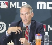 MLB 월드투어 한국 시리즈에 관해 설명하는 짐스몰 MLB 부사장