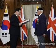 한국전 참전용사에 국민포장 수여하는 윤석열 대통령