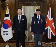 한국전 참전용사에 국민포장 수여하는 윤석열 대통령