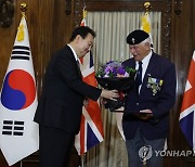 한국전 참전용사에 꽃다발 전하는 윤석열 대통령