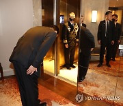 한국전 참전용사 배웅하는 윤석열 대통령