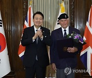 한국전 참전용사에게 국민포장 수여한 윤석열 대통령
