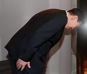 尹, 런던 호텔 엘리베이터 앞 90도 인사.. 한국전 참전용사였다