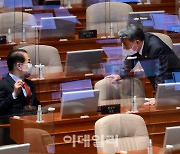 [포토]국회 대정부질문, '대화하는 권영세-이종섭'