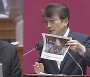 그리스 대통령도 참배 못했다더니..'조문불발' 놓고 공방