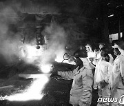 북한 김책제철연합기업소 노동자들 "철강재 생산에 분투"