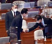 민홍철 의원과 인사하는 권영세 통일장관
