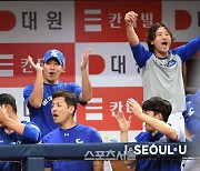 [포토]승리에 기뻐하는 삼성 원태인과 김상수