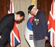 尹대통령, 한국전 참전용사에 '90도 폴더 인사'