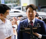 경찰, '성접대 의혹' 이준석 불송치..증거인멸-무고 혐의는 계속 수사