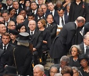 尹대통령, 바이든과 나란히..英여왕 장례식장 14번째 열에 앉은 모습