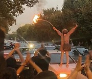 이란 전역에서 히잡·국기 화형식.. '성차별 분노' 대폭발