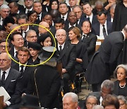 尹 대통령, 바이든 부부와 같은 열 앉아 장례식 참석