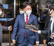 [속보]경찰, 이준석 '성접대 의혹' 등 알선수재 혐의 불송치 종결