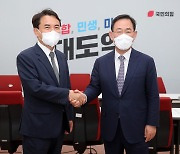 김진태 강원지사, 주호영 원내대표에게 축하 인사