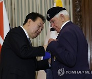 尹, 英참전용사에 포장수여·90도 인사.."덕택에 대한민국 존재"