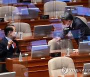 대화하는 권영세 통일부 장관과 이종섭 국방부 장관