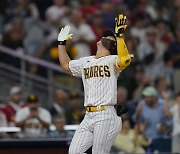 김하성, MLB 첫 두 자릿수 홈런..코리안리거 역대 7번째