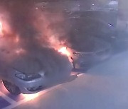 주차된 BMW서 '흰 연기'..순식간에 시뻘건 불길 '활활'