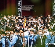 '아베 국장 반대' 日남성, 총리실 앞 분신..의식불명(1보)