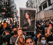'불 붙은 히잡 곳곳에'..한 죽음이 쏘아올린 이란 '히잡 반대' 시위
