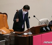 국회 본회의 의사봉 두드리는 김진표 의장