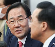 박홍근 원내대표 바라보는 주호영 원내대표