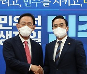 주호영·박홍근 '협치의 악수'