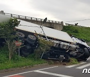 제주서 차선유도하던 20대 작업자 타이어 터진 화물차에 치여 숨져