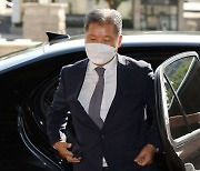 공수처, '골프접대 의혹' 이영진 헌법재판관 후배 출국금지