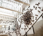 [더 한장] 미술관 덮친 거대 개미떼