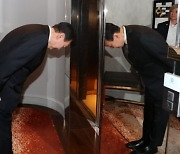 尹대통령, 엘리베이터 문 닫힐때까지 90도 인사..누구였길래