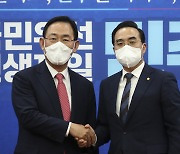 주호영, 박홍근 만나 "국회에선 우리가 야당..민주당 협력 필요"