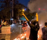 이란 여성들 "자매 위한 복수"..반정부 시위