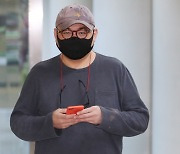 '흉기 협박·폭행' 정창욱 셰프,1심 징역 10개월..법정구속은 면해